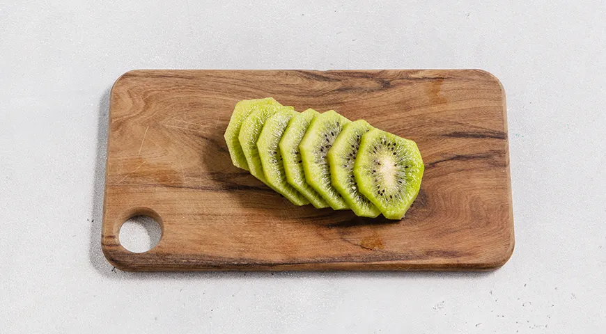 Бутерброды с киви, плавленым сыром и чесноком