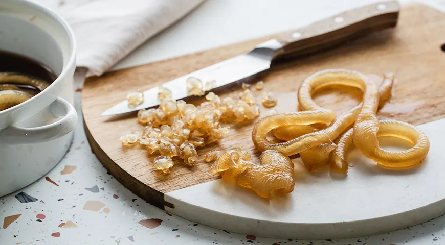 Сушеная визига – наиболее распространенный вариант, она имеет равномерный светлый оттенок (бежевый или слегка желтоватый)