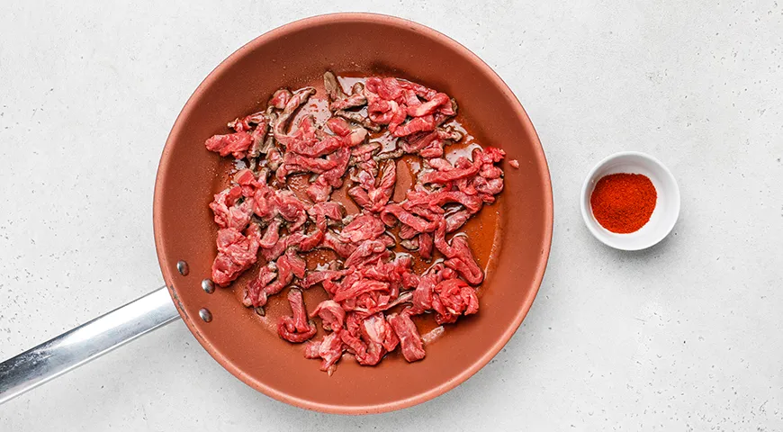 Салат с говядиной, болгарским перцем, помидорами и огурцами