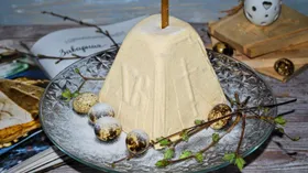 Творожная пасха с заварным кремом, миндалем и изюмом