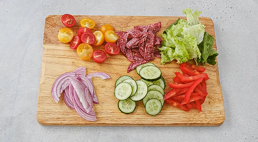 Итальянский салат с салями