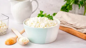 Запивать творог чаем? Врач предупредила о последствиях