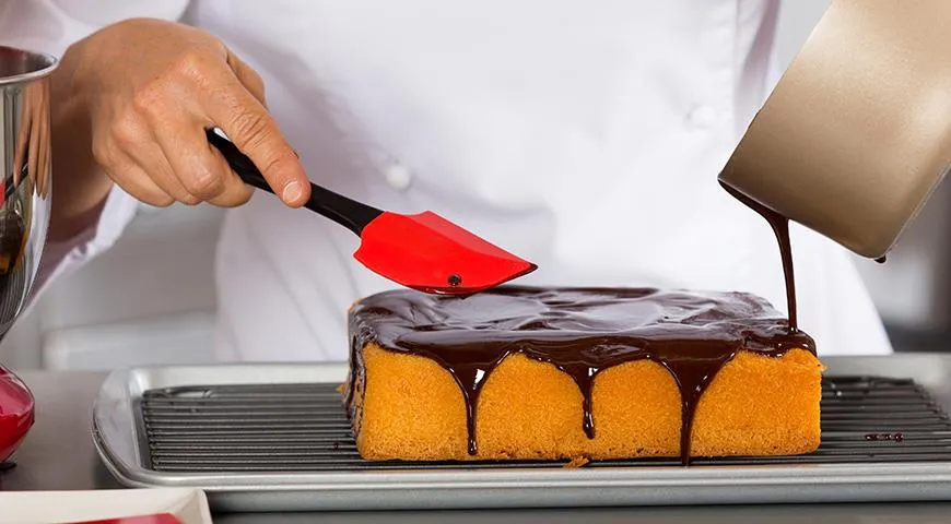 Чтобы получить толстый слой глазури на десерте, сначала нанесите один тонкий слой и дайте ему застыть