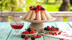 Манный пудинг с ягодами