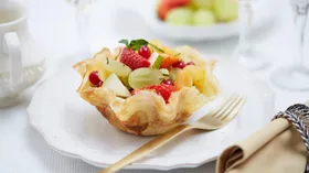 Блюдо из теста с малиной