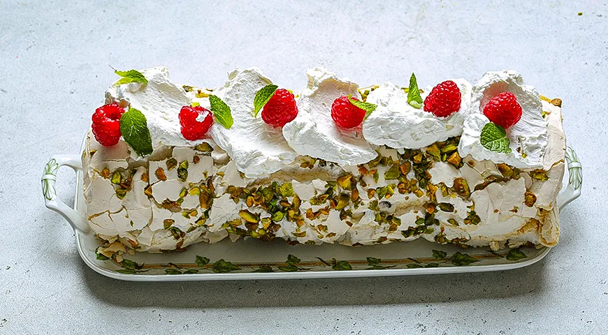 Меренговый рулет с фисташками и малиной