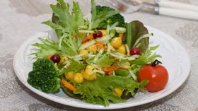 Салат из овощей и нута