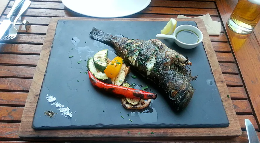 При обжарке на гриле или сковороде клыкач покрывается аппетитной румяной корочкой, оставаясь внутри нежным и сочным