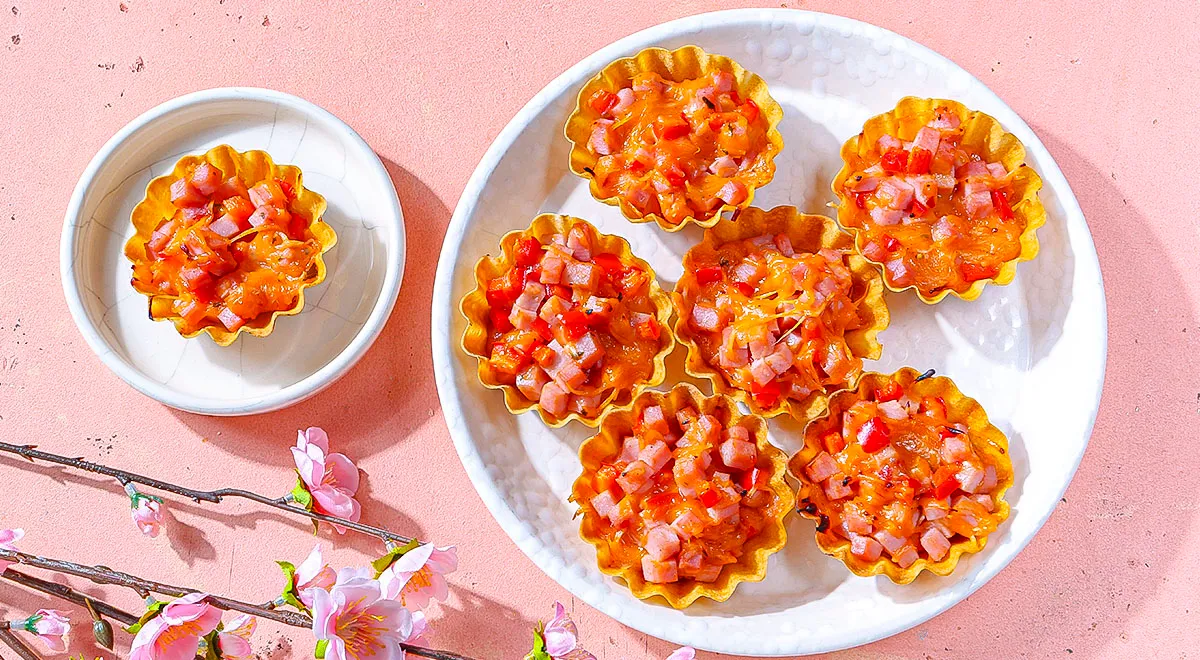 Тарталетки с ветчиной и сальсой