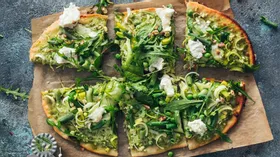 Пицца «Три сыра» с зеленым салатом