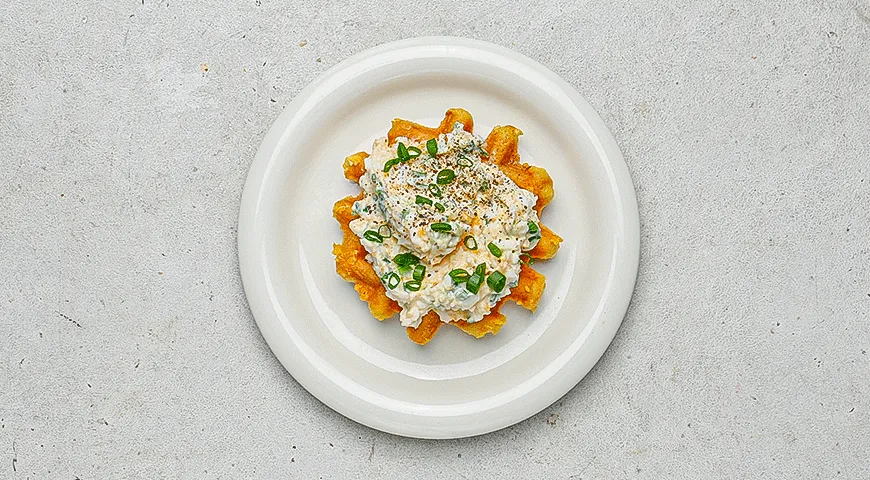 Чафли с яйцами, майонезом и зеленым луком