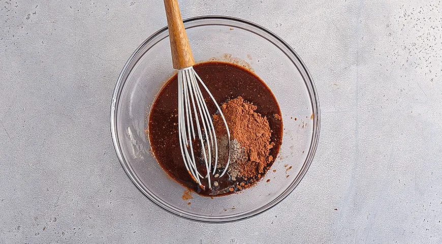 Брауни с черешней и кардамоном