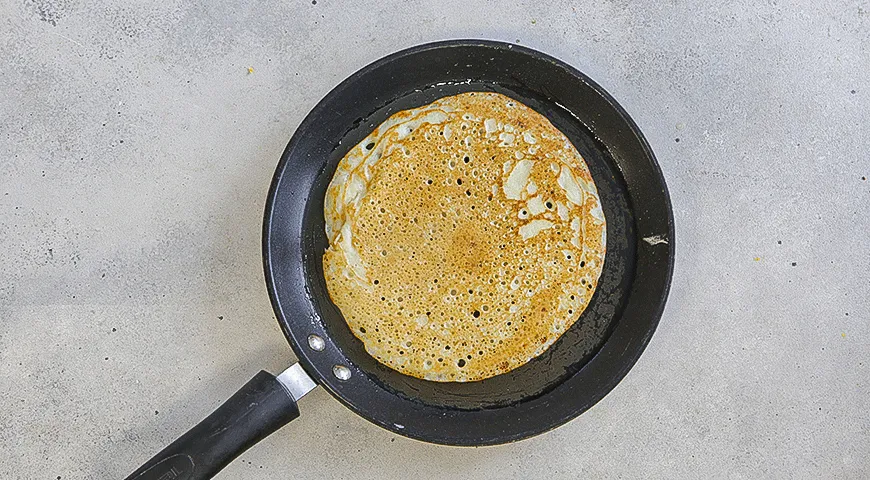 Дрожжевые блины с творогом и курагой