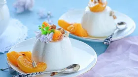 Паннакота с абрикосами в легком сиропе с миндалем