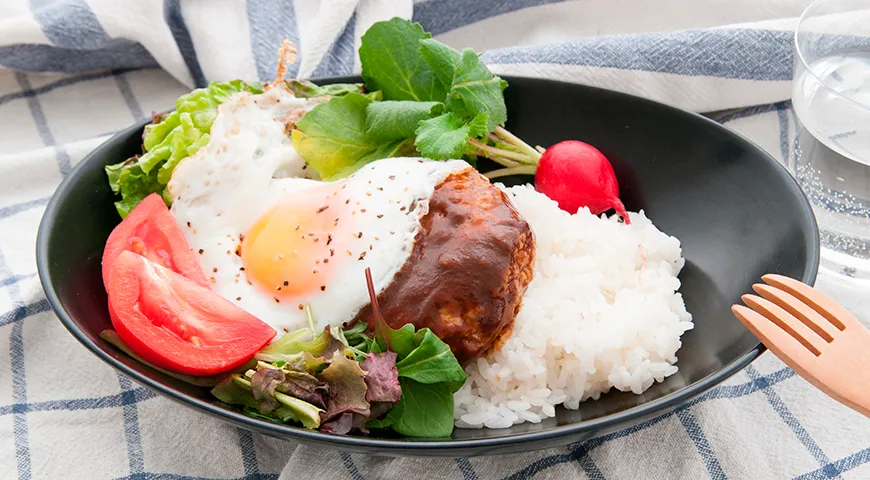 Гавайский фастфуд «Локо Моко» — это сытное блюдо из риса с котлетой из куриного фарша, яйцом глазуньей и густой подливой