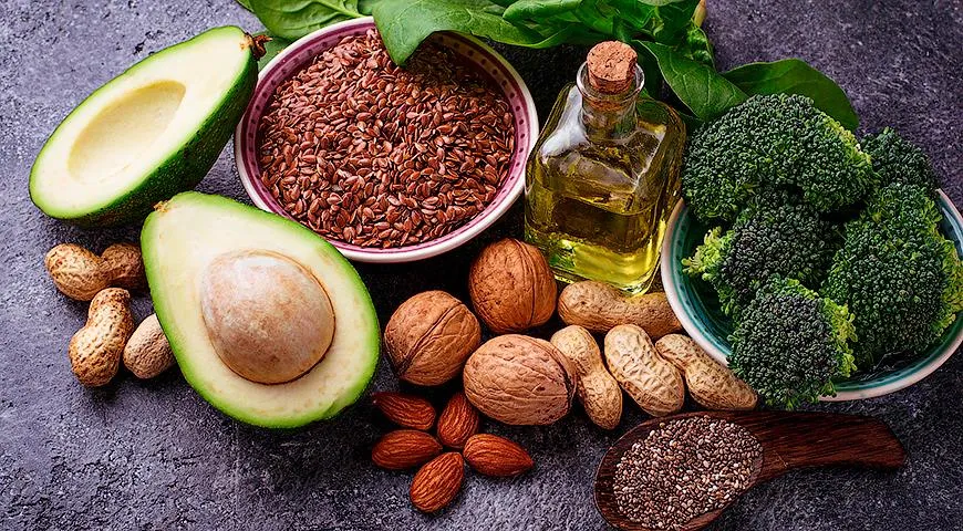 Витамин Е содержится в растительных маслах, семечках подсолнечника, миндале, кедровых орехах, авокадо, брокколи и лососе