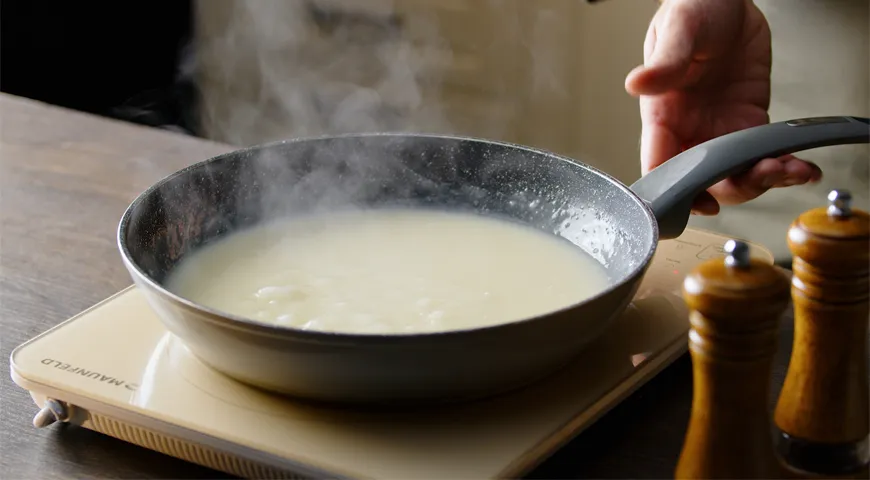Приготовьте соус для начинки: обжарьте муку, добавьте бульон. Варите до загустения