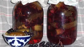Маринованные огурцы с черноплодной рябиной и мелиссой