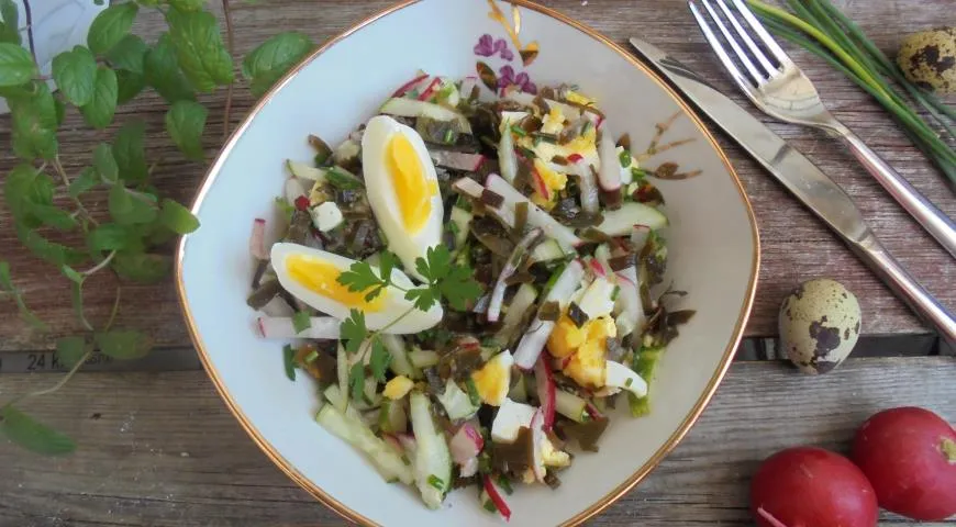 Реецпт салата с морской капустой, овощами и яйцом