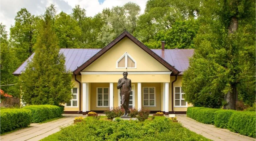 Памятник Чехову в Мелихово