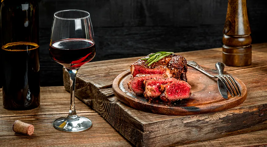 Жирный стейк и сухое вино — беспроигрышное сочетание