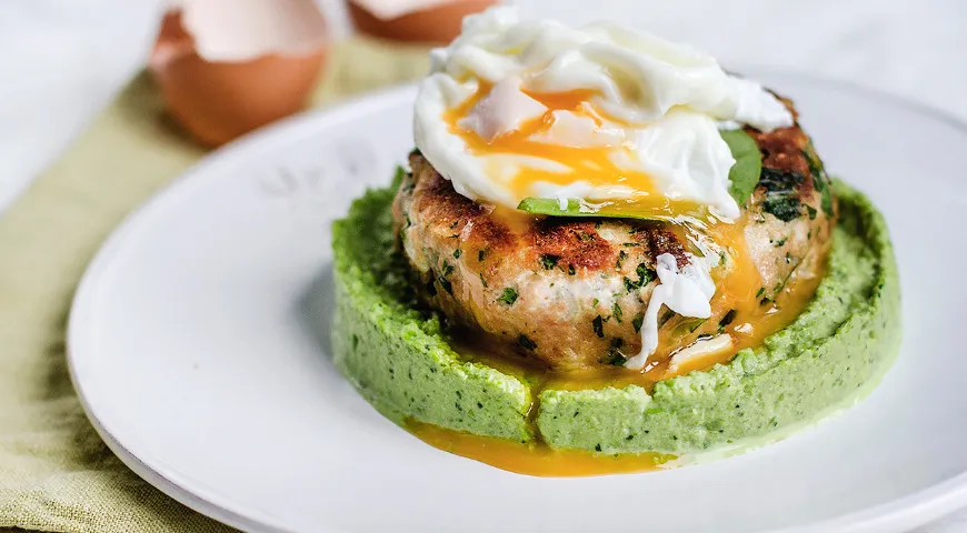 Фишкейк из лосося с яйцом-пашот и муссом из зеленого горошка
