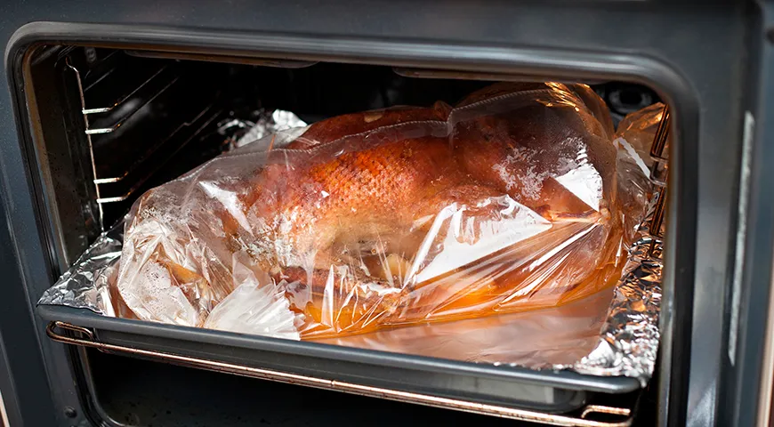 Чтобы на стенках духовки не образовывался нагар, запекайте блюда в жаропрочных пакетах, в специальных рукавах для запекания или прикрывайте фольгой