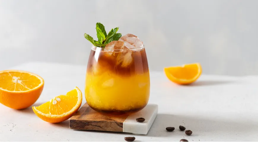 Апельсиновый сок идеально сочетается с кофе, но можно взять и другой