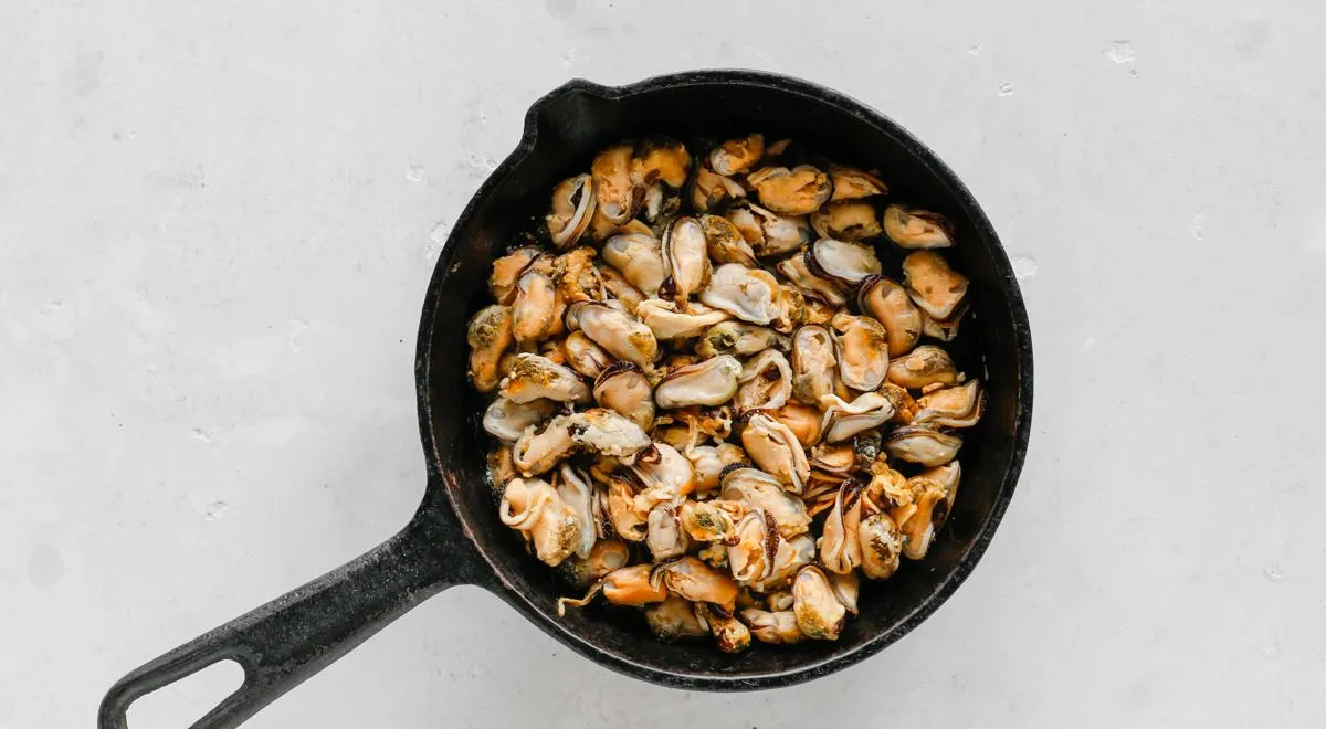 Мидии на сковороде. Как приготовить мидии замороженные очищенные на сковороде. Мидии на сковороде. Мидии обжаренные реклама. Мидии чили запеченные.