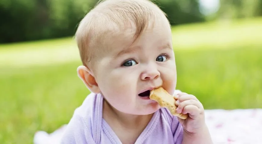 ребенок ест