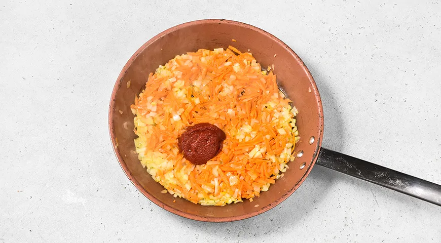 Гречка с котлетами на сковороде