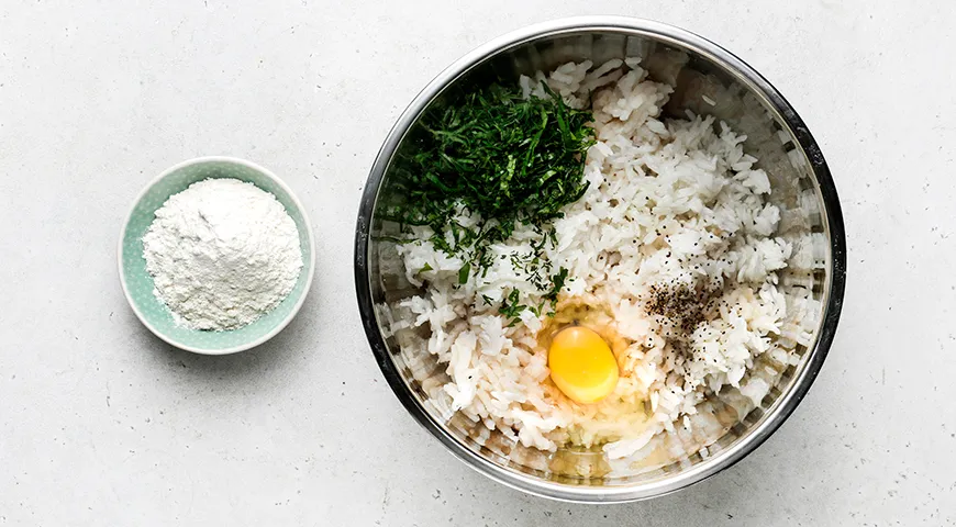 Рыбные тефтели с рисом в томатном соусе в духовке