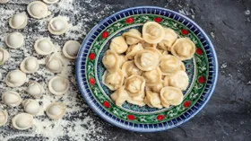 Какое блюдо Лариса Гузеева всегда ставит на новогодний стол: ее дочь поделилась семейной традицией