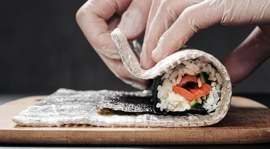 При приготовлении суши от уксусу можно отказаться вовсе или добавить вместо него немного подслащенного кипятка