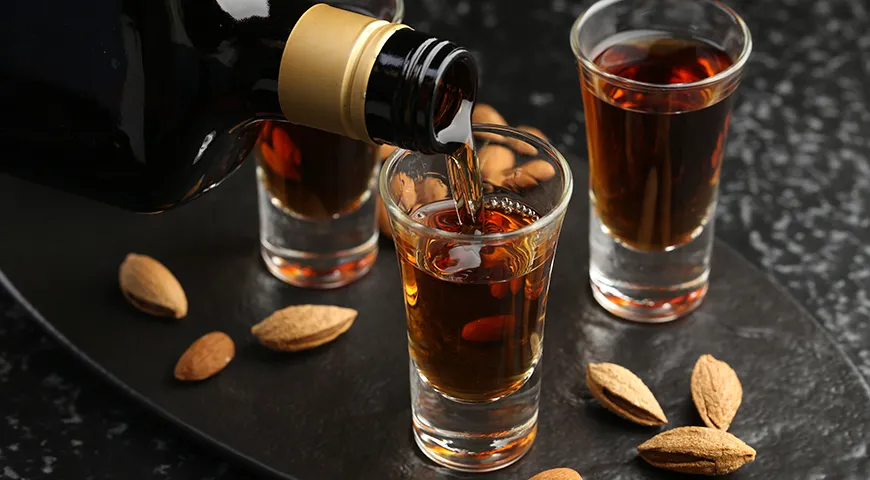 После вскрытия бутылки контакт с кислородом начинает медленно окислять ликер, поэтому употребить его рекомендуется в течение 6–12 месяцев