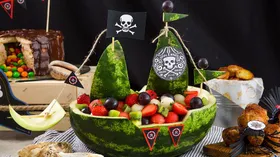 Корабль из арбуза с фруктовым салатом