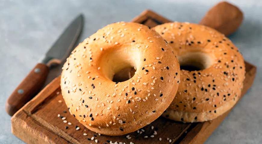 Рекомендуемая суточная норма потребления бейгла для взрослых — 1 бейгл (около 100–120 граммов) 