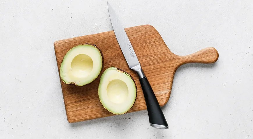 Салат с авокадо, помидорами, огурцами и моцареллой