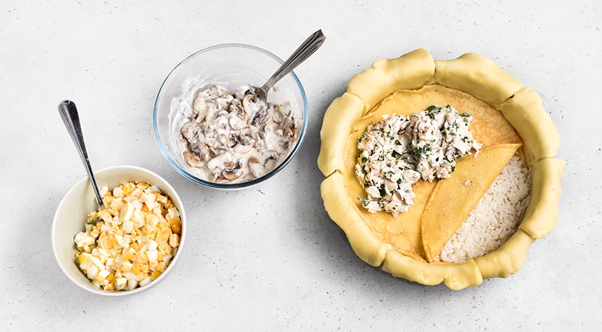 Курник с блинами с курицей и грибами