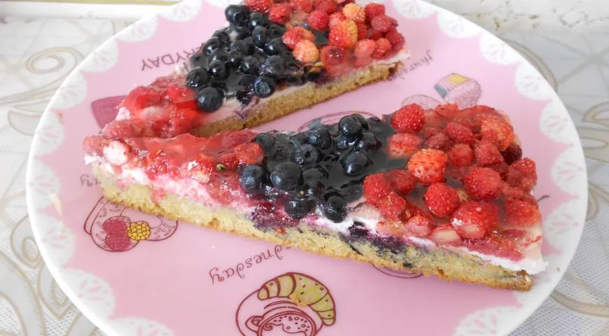 Вкусная шарлотка-пирог с лесными ягодами