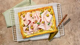 Тарт с творожным сыром, колбасой и оливками