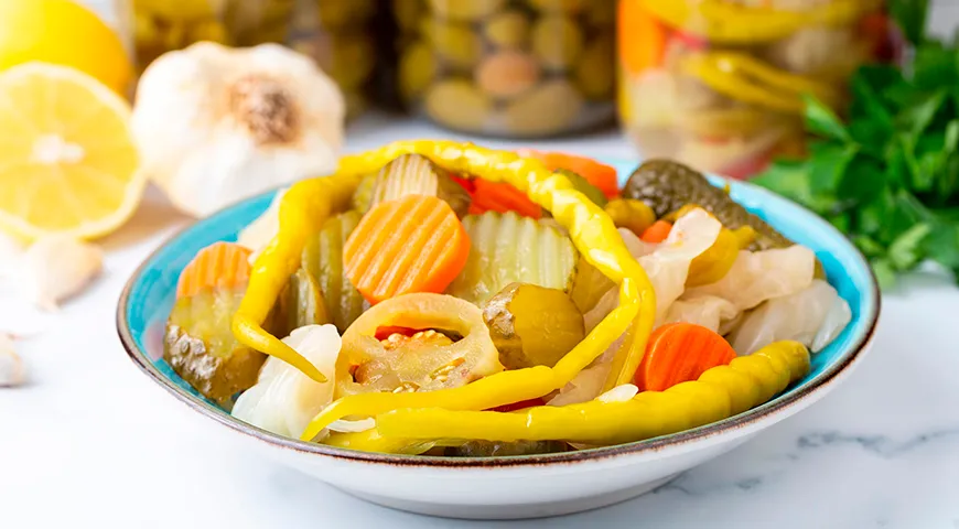 Пикули — это острая и пряная смесь маринованных овощей, настоящая визитная карточка английской кухни