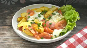 Картошка по-деревенски с помидорами и яйцами на сковороде
