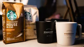 В обновленных кофейнях Starbucks можно будет знакомиться с помощью стаканчиков