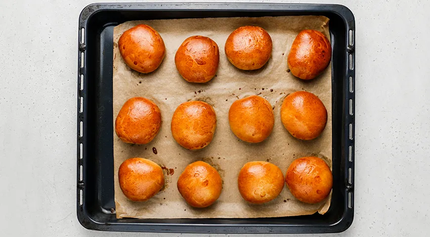 Сладкие булочки с яблоками и корицей