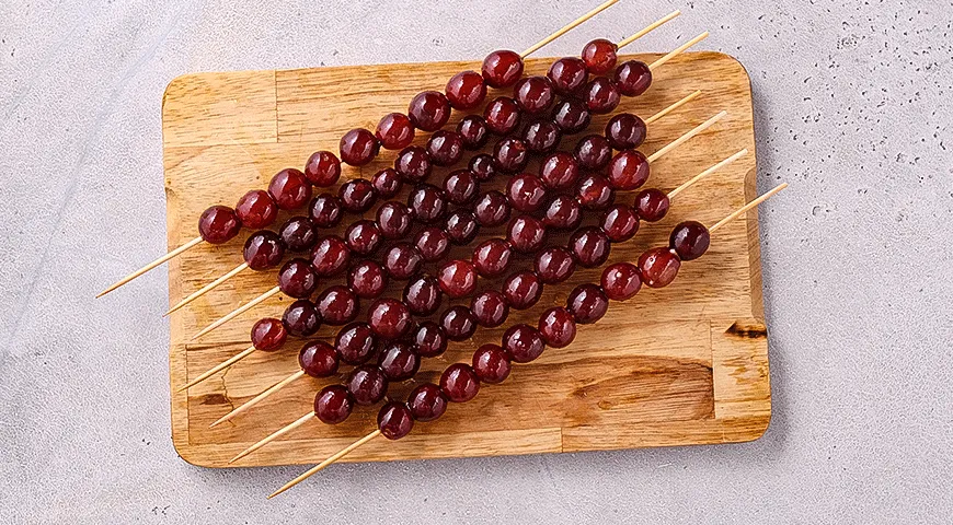 Виноград на гриле с бурратой и базиликом