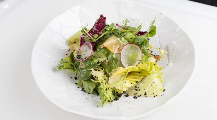 Салат с сибасом и артишоками