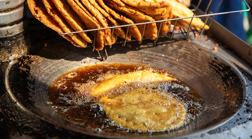 Лепешки, приготовленные в разогретом кукурузном масле (во фритюре)