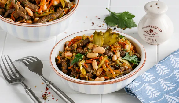 Салат с консервированной фасолью и говяжьей печенью