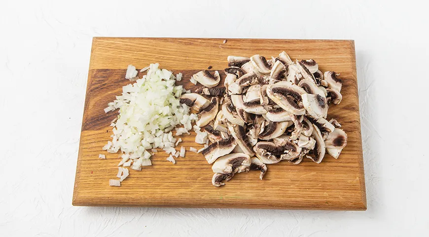 Слоёный салат с курицей, грибами, помидорами и сыром